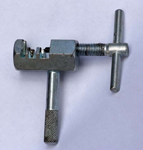 Datei:Kettennieter Metall.jpg
