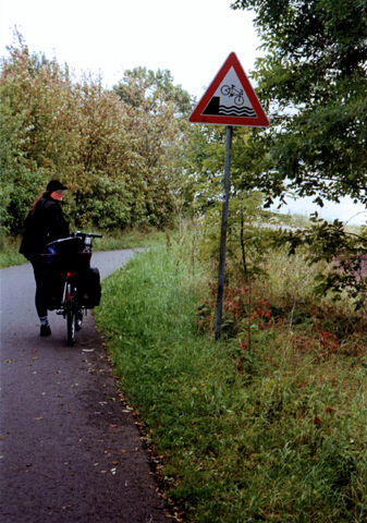 Datei:Gefahren am Weserradweg.jpg