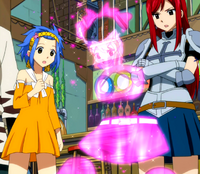 Erza i levy obserwują zniknięcie lucy.png