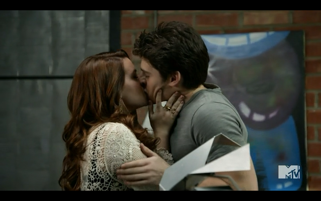 File:1x02 Karma & Liam01.png