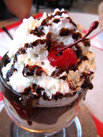 File:Ice-cream-sundae.jpg