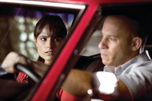 File:Mia Toretto (F4)-04.jpg