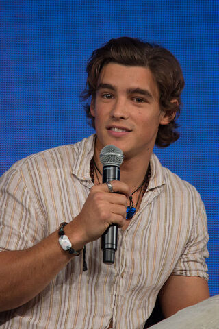 Datei:Brenton Thwaites.jpg