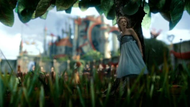 File:Tim-Burton-s-Alice-In-Wonderland-alice-in-wonderland-2010-13696337-1360-768.jpg