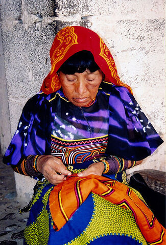 Bestand:Plaetje Kuna Woman sewing.jpg