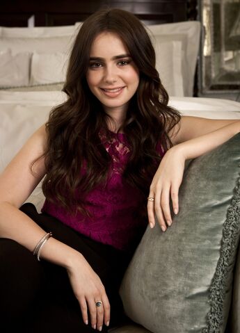 File:Lily collins .jpg