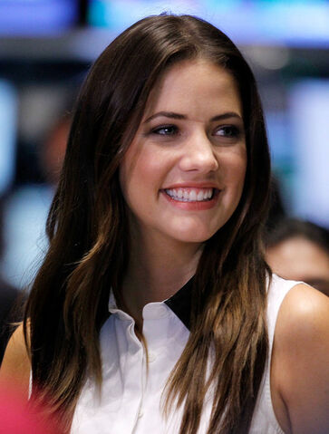 File:Julie+Gonzalo+Cast+New+Series+Dallas+Visits+iYEXs51KMuel.jpg