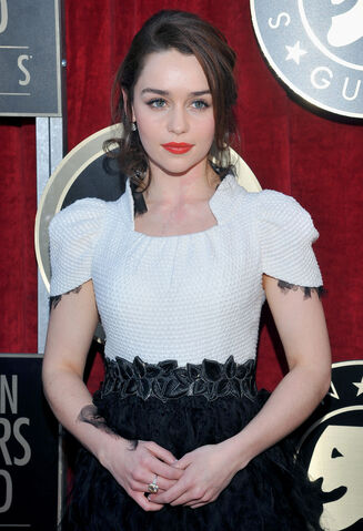 File:EmiliaclarkeSAGawards.jpg