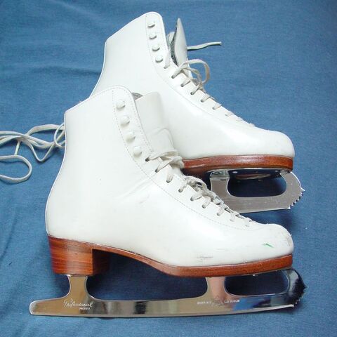 File:Figure-skates-1.jpg
