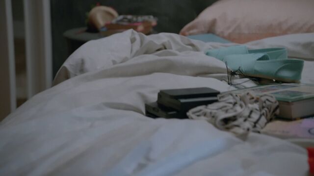 File:1x02 57 Carter's bed.jpg