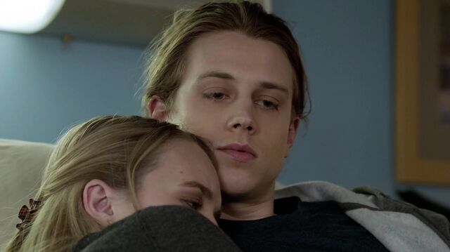 File:2x01 25 Taylor, Max.jpg