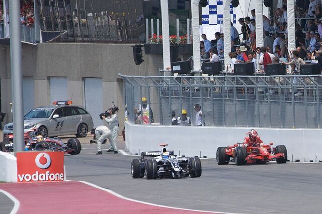 Archivo:Pitlane collision 2008 Canada.jpg
