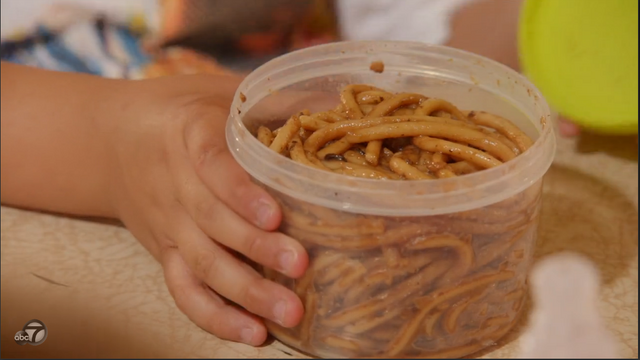 File:Eddie's lunch in the pilot.png