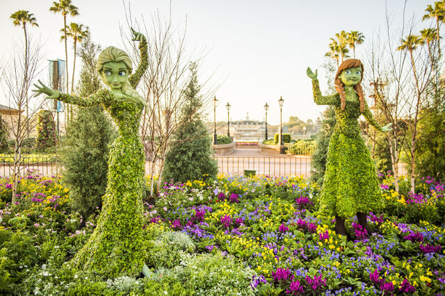 Archivo:Anna-Elsa-topiaries.jpg