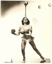 Lottie Brunn Juggling.jpg