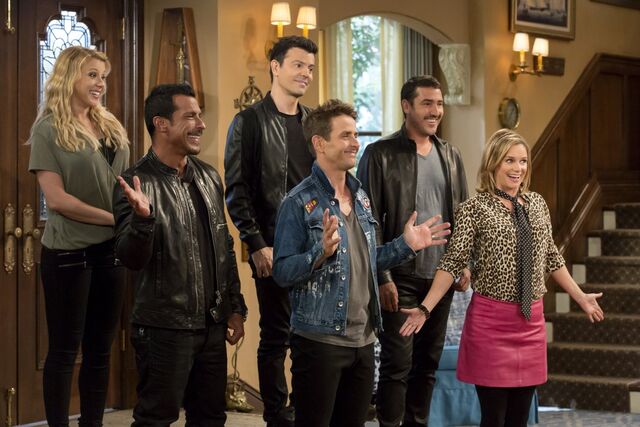 File:Fuller-House-Season-2-Photos (1).jpg