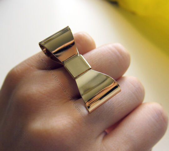 File:F21-bow-ring.jpg
