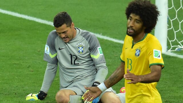 Arquivo:Zagueiro-dante-e-goleiro-julio-cesar-parecem-nao-acreditar-no-resultado-do-mineirao-vitoria-por-7-a-1-da-alemanha-sobre-o-brasil-na-semifinal-da-copa.jpg
