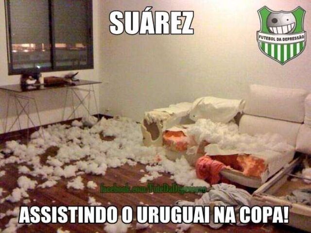 Arquivo:Suarez-vendo-jogo.jpg