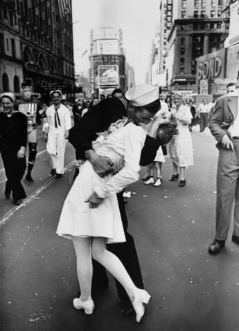 File:HHHWWIIKiss.jpg