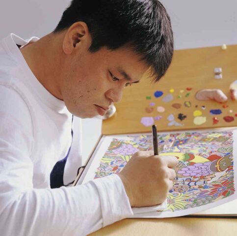 File:Onishi is drawing.jpg