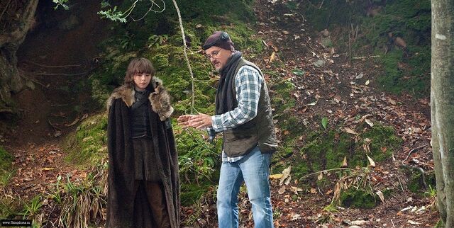 Datei:GOT-S1-BEHIND (7).jpg