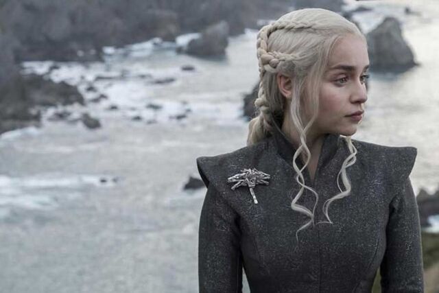 File:Dany Looks Upon Sea.jpg