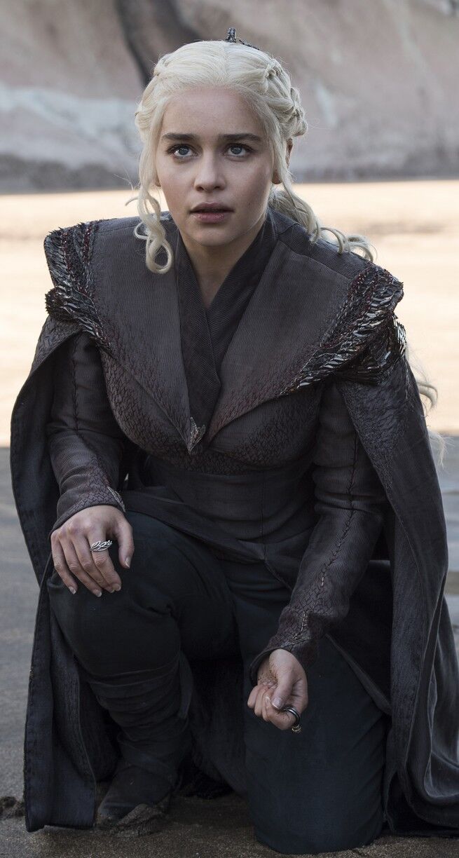 daenerys on dragonstone throne pop
