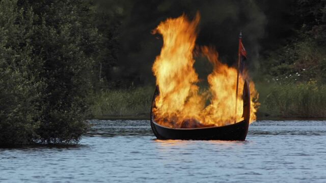 Datei:303 Flussbestattung.jpg