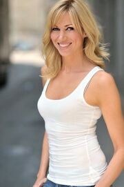 Debbie-gibson-style-fashion-white-t-shirt