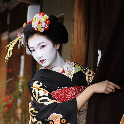 File:Maiko peek aboo.jpg