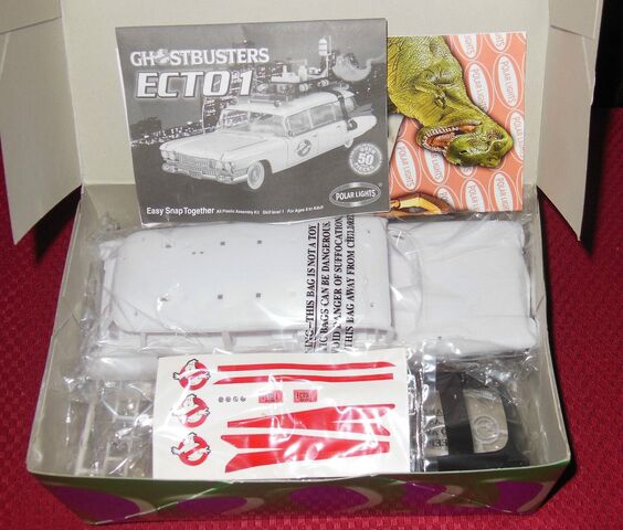 File:Polar Lights Ecto-1 Snap Model Parts02.jpg