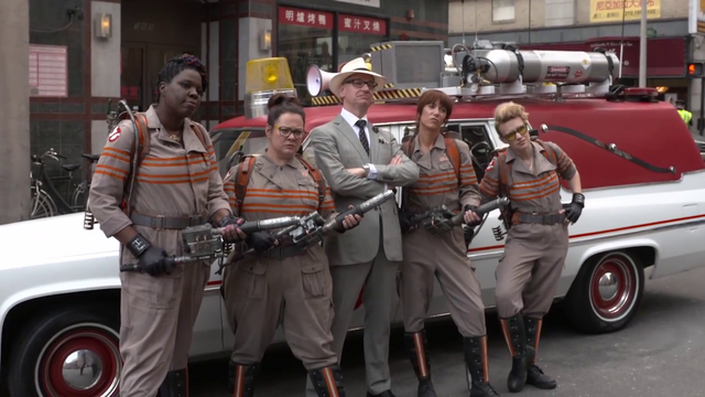 File:PaulFeigWithActingCrewSc01.png