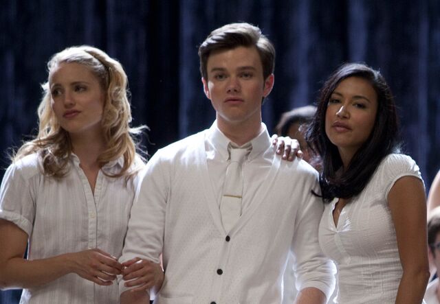 File:One-of-Us-glee-16156310-2100-1454.jpg