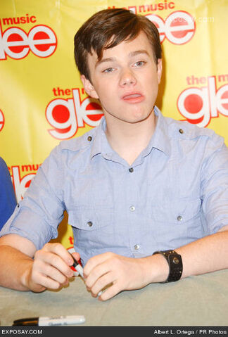 File:Chris-colfer-cast-members-foxs-glee-signing-3M9z9n.jpg