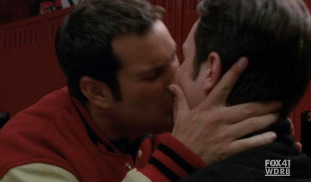 File:Glee Kiss1 682 1161403a.jpg