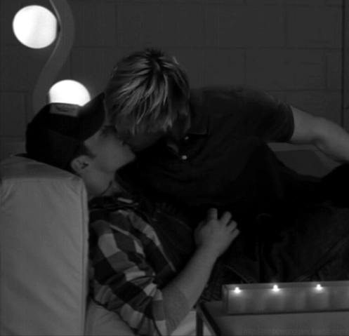 File:KURT AND SAM MAKE OUT.png
