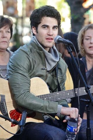 File:Darren-criss-grove-performance-11232010-05-430x645.jpg
