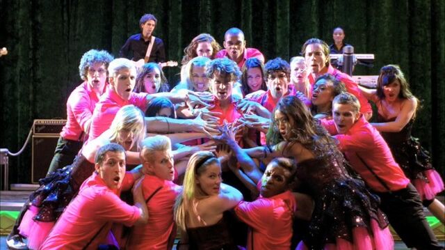 File:Glee122 1060-670x376.jpg