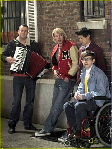 File:Lea-michele-cory-monteith-on-set-of-glee-in-west-village-04.jpg