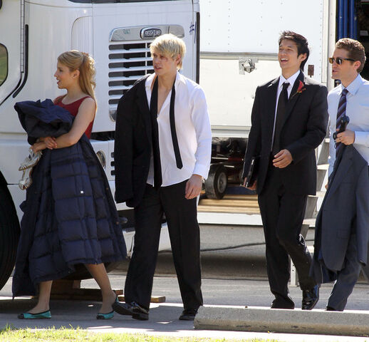 File:Glee-on-set.jpg