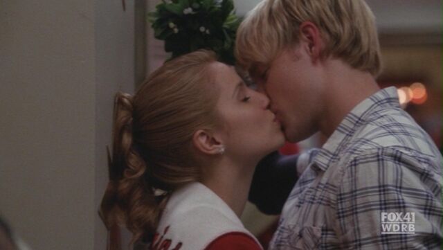 File:Fabrevans-2x10-A-Very-Glee-Christmas-sam-and-quinn-17533398-1580-891.jpg
