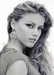 File:Amber Heard as Lauren.jpg