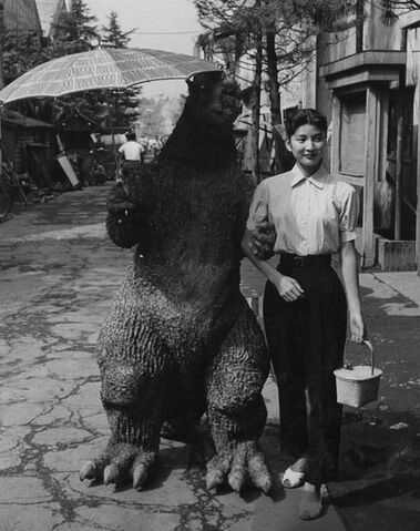 File:G54 - ShodaiGoji and Emiko stroll down the streets of Tokyo.jpg