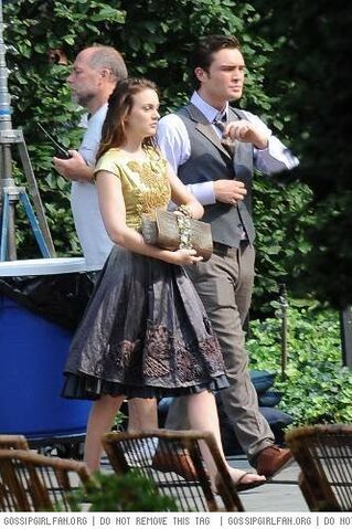 File:Ed-and-Leighton-on-set-08-18-2009-blair-and-chuck-7742913-333-500.jpg