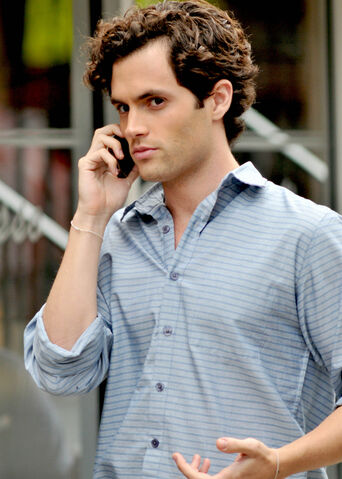 Файл:Dan-humphrey-phone.jpg