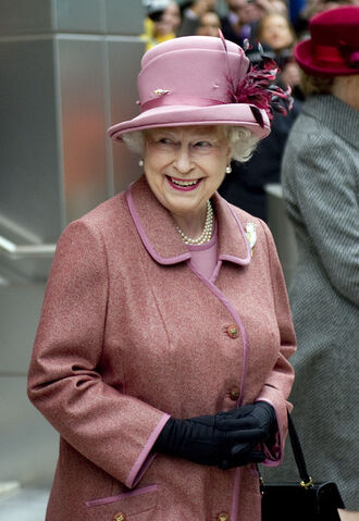 Fichier:Queen+Elizabeth+II+Queen+Visits+KPMG+New+Building+ r0KRN7KO0al.jpg
