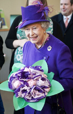 Fichier:Queen+Elizabeth+II+Queen+Classroom+7pMNIh PH77l.jpg
