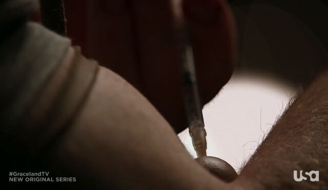 File:1x01-BanksShootingUp.jpg