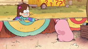S1E9 Mabel wählt Schwabbel.png